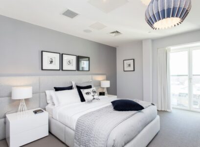 peinture-murale-grise-chambre-coucher--lampe-poser-tableaux