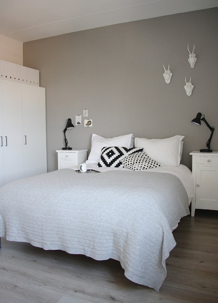 peinture-murale-grise-chambre-coucher--style-scandinave-lampe-poser