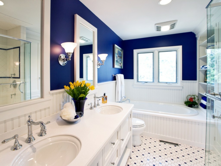 peinture salle de bain mi-hauteur bleu-marine-lambris-blanc