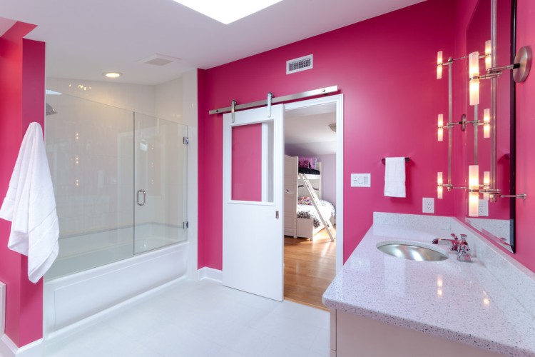 peinture-salle-bain-rose-vif-lavabo-carrelage-sol