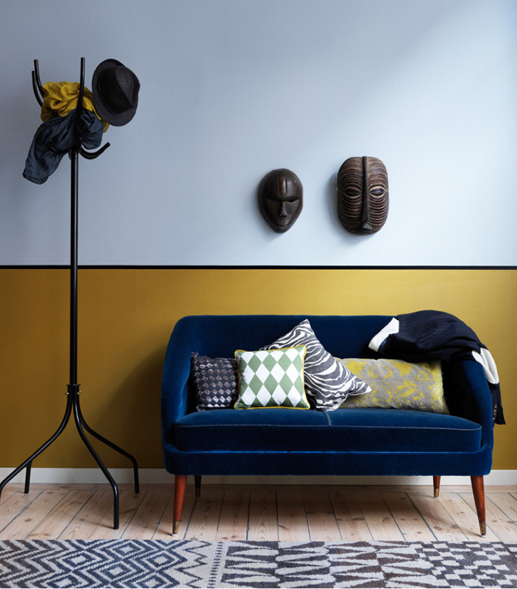 peinture de salon bicolore en bleu glacier et jaune curry peinture salon -bleu-glacier-jaune-curry-canapé-bleu-foncé