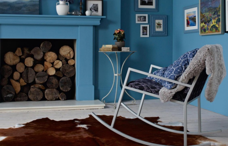 peinture-salon-bleu-uni-décoration-murale-fauteuil-bascule