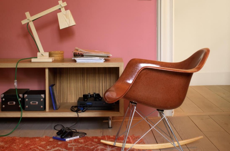 peinture-salon-rose-fauteuil-Eames-bascule-meuble-bas-bois