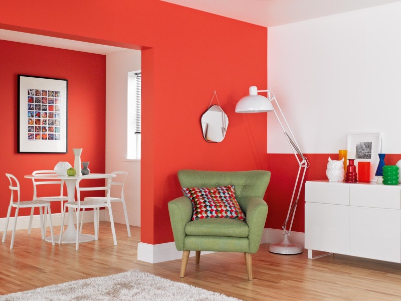 peinture-salon-rouge-orangé-blanc-fauteuil-vintage-lampadaire
