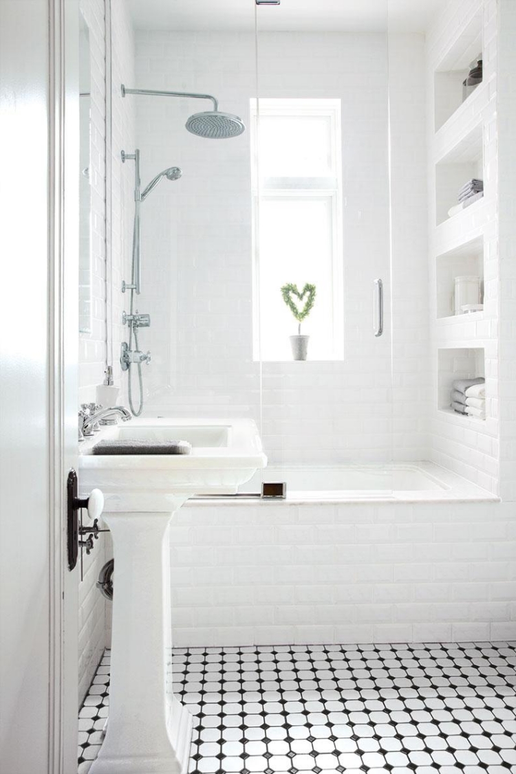 petite-salle-bains-agrandir-blanche-baignoire-douce-carreaux-sol-noir-blanc