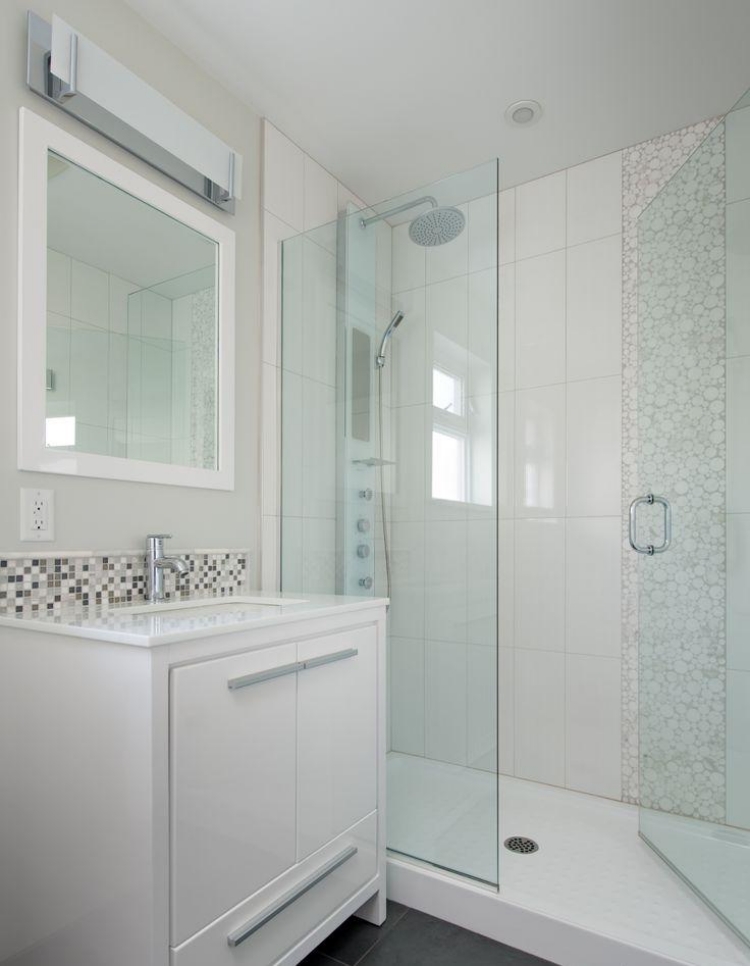 petite-salle-bains-agrandir-cabine-douche-carreaux-blancs-miroir-paroi-verre