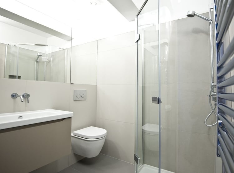 petite-salle-bains-agrandir-carreaux-gris-clair-douche-angle-miroir