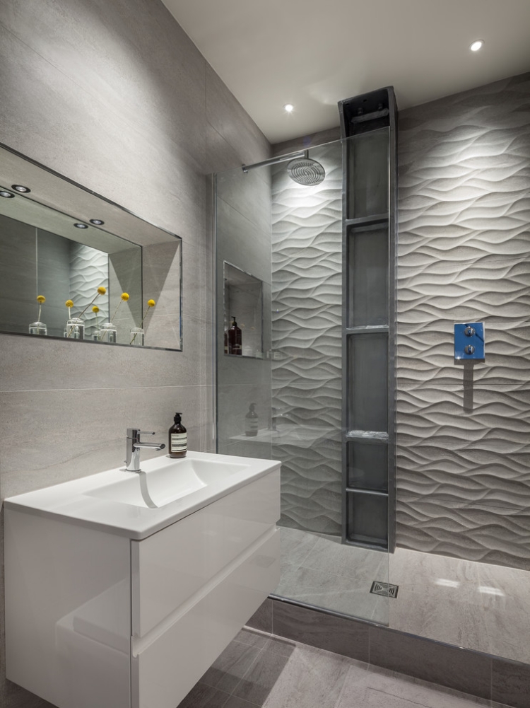 petite-salle-bains-agrandir-carreaux-muraux-grand-format-3d-gris