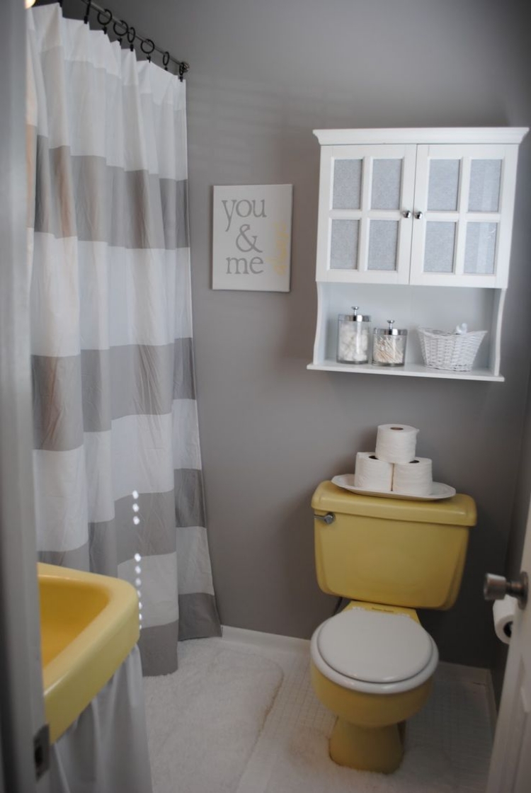 petite-salle-bains-agrandir-peinture-murale-gris-rideau-couche-rayé petite salle de bains