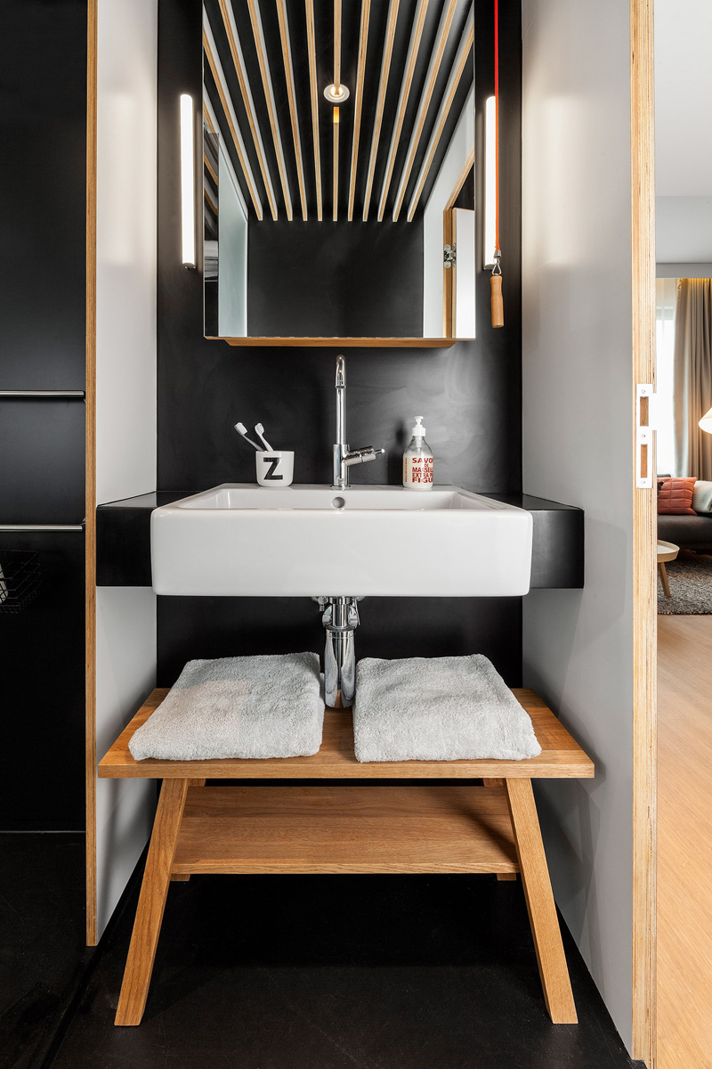 petite-salle-bains-noire-blanche-appartement-studio-design-Zoku
