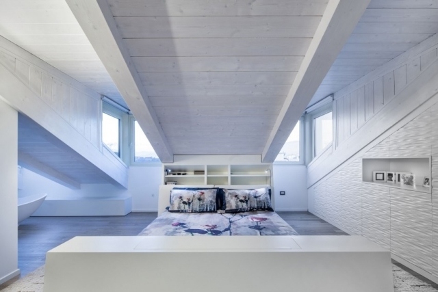 plafond-design-bois-grand-lit-coussin-revement-mural-couleur-blanche