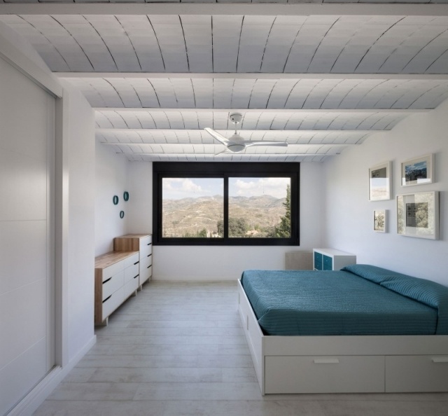 plafond-design-bois-peint-chambre-coucher-ventilateur-armoires-rangement