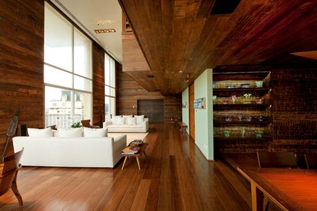 plafond-design-bois-revement-sol-canapes-blanc-coussins-deco-interieur