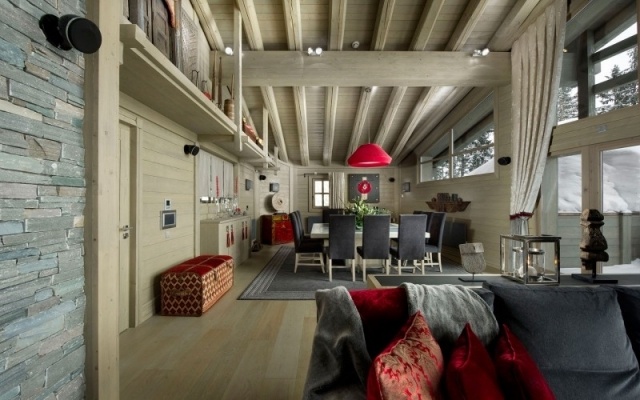 plafond design chalet-bois-revement-sol-parquet-flottant-coussins-canape-angle
