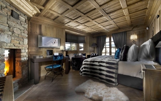 plafond design chalet-les-sorbiers-bois-grand-lit-coussins-cheminee-revement-pierre