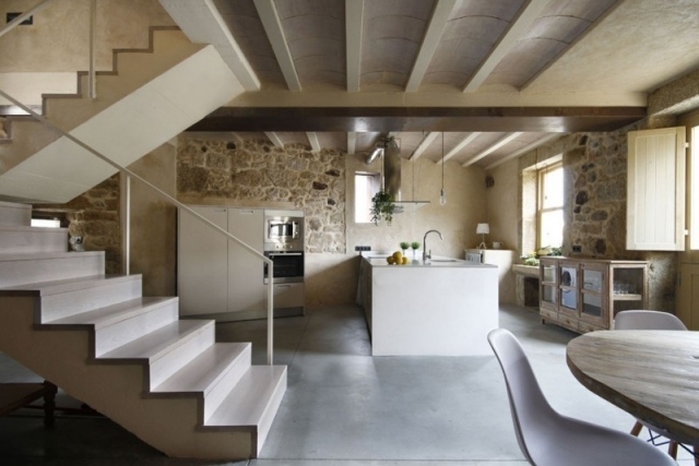 plafond-design-cuisine-ilot-central-revement-mural-pierre-coin-repas-escalier