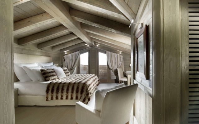 plafond design lambris-bois-chambre-coucher-coussins-chaises