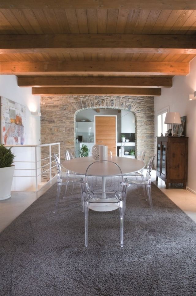 plafond-design-lambris-bois-coin-repas-chaises-transparentes-table-ronde-revement-mural