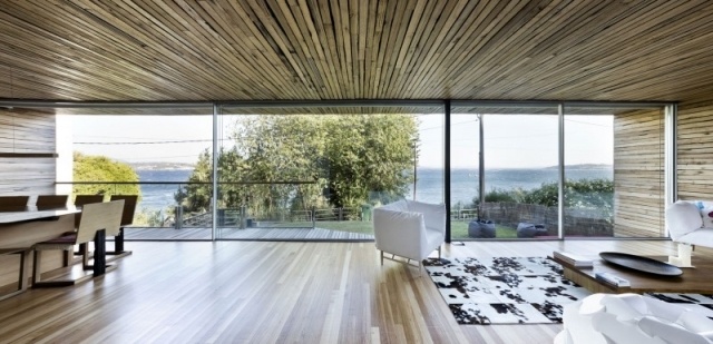 plafond-design-lambris-bois-fauteuil-tapis-chaise-table