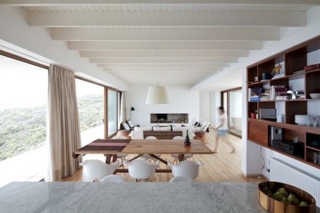 plafond-design-lambris-bois-revement-sol-table-manger-bois-etageres-suspension