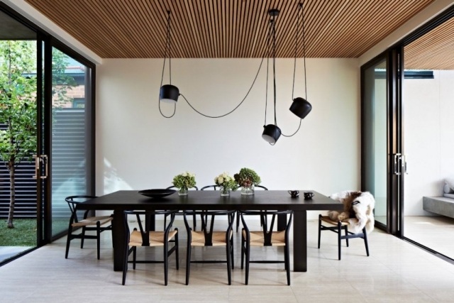plafond-design-lambris-bois-table-manger-chaises-salle-manger