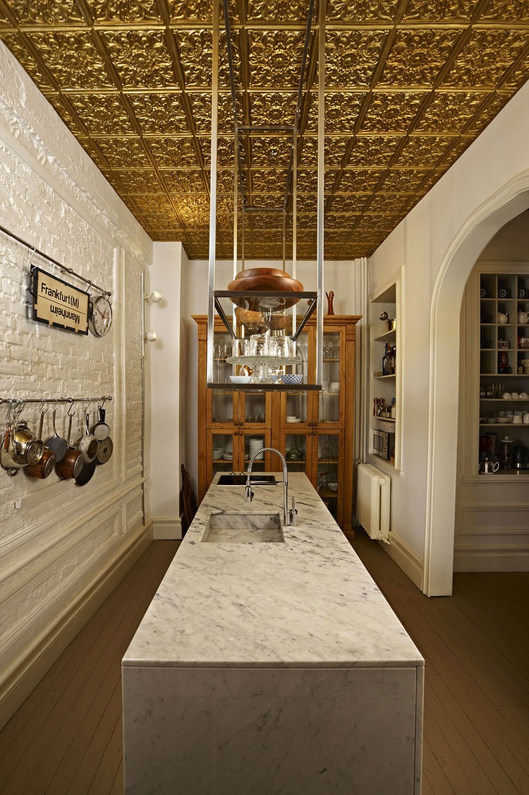 plafond design -moulures-or-motif-rosace-ilot-cuisine-marbre