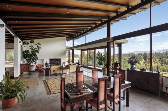 plafond-design-terrasse-exterieur-table-manger-chaises-fougeres