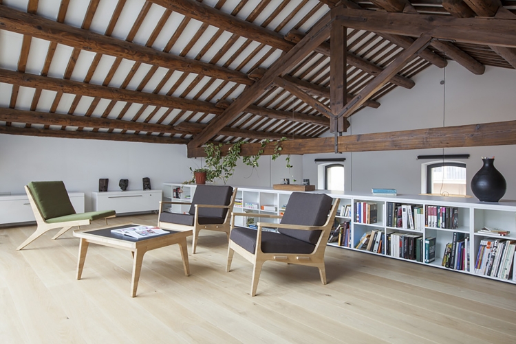 plafond design à-la-francaise-coin-detente-meubles-bois-revetement-sol-etageres