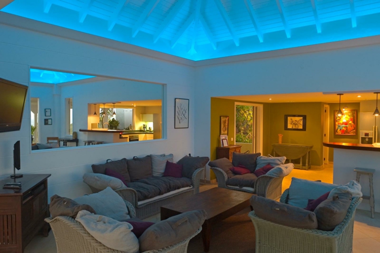 plafond-lumineux-LED-bleu-grand-miroir-spots-supensions
