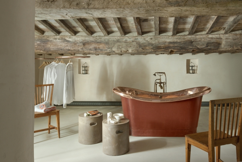 plafond-rustique-bois-massif-baignoire-ancienne-chaises-bois