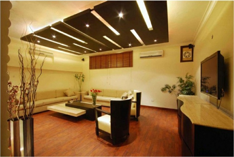 Plafond suspendu et plafond tendu dans le salon qui brille avec un ... Spots Créatif plafond