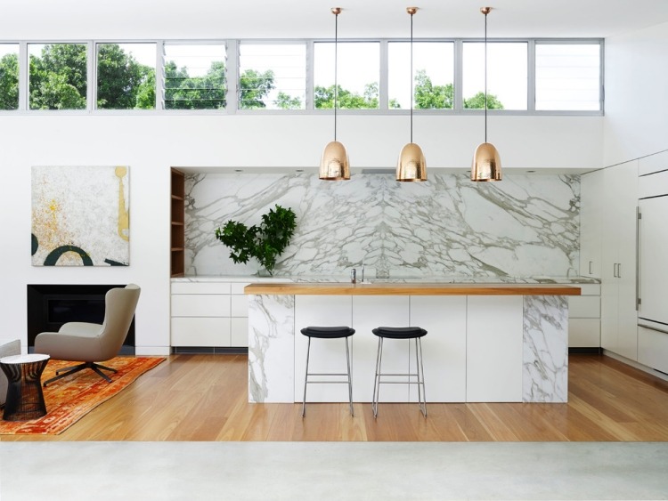 plan-de-travail-marbre-dosseret-bois-tabourets-bar-lampe-plafond
