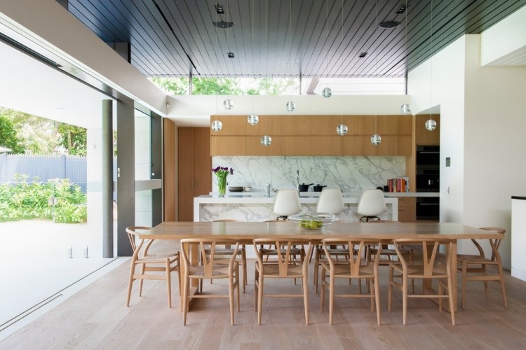 plan-de-travail-marbre-dosseret-coin-repas-table-rectangulaire-chaises-cuisine-moderne