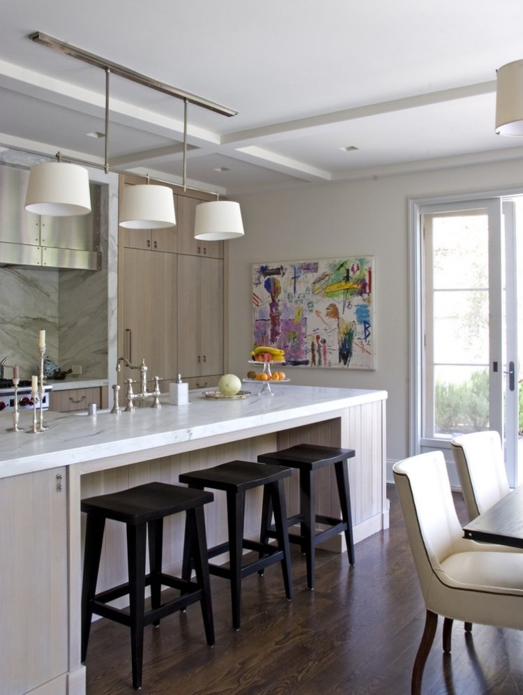 plan-de-travail-marbre-dosseret-lampe-plafond-chaises-blanches-armoires-cuisine