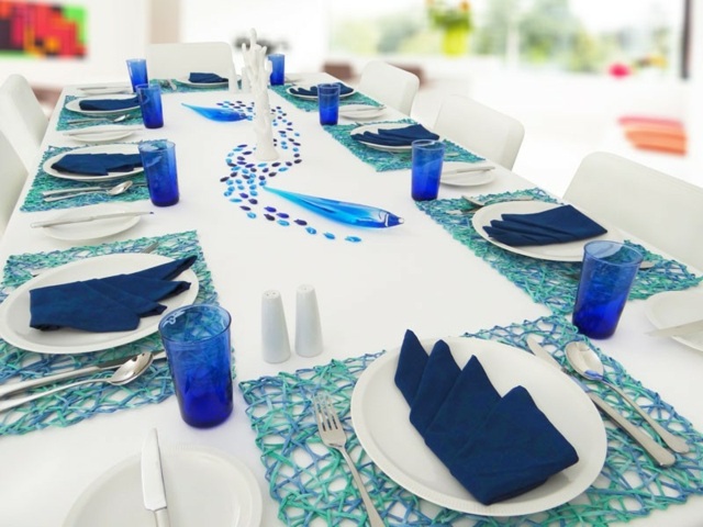 pliage-serviettes-facile-déco-table-estivale-blanc-bleu