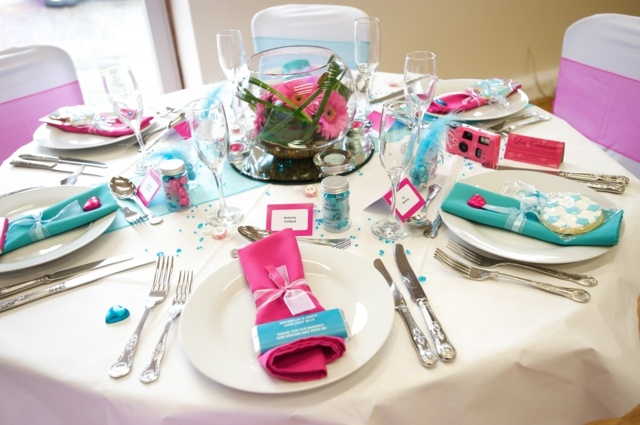 pliage-serviettes-facile-décoration-turquoise-rose