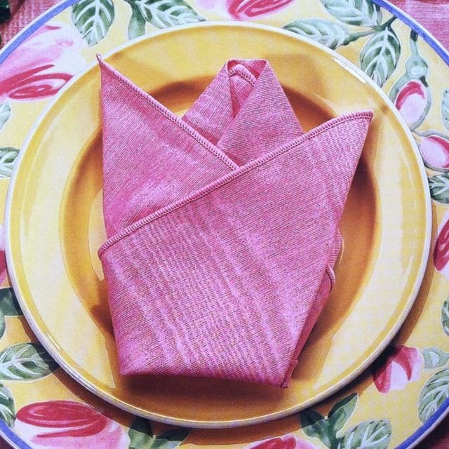 pliage-serviettes-facile-forme-rose-assiettes-jaune-rose
