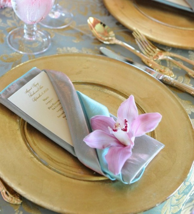 pliage-serviettes-facile-pochette-décoration-orchidée-rose