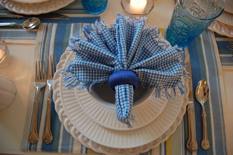 pliage-serviettes-forme-éventail-bleu-chemin-table-assortis-même-couleur