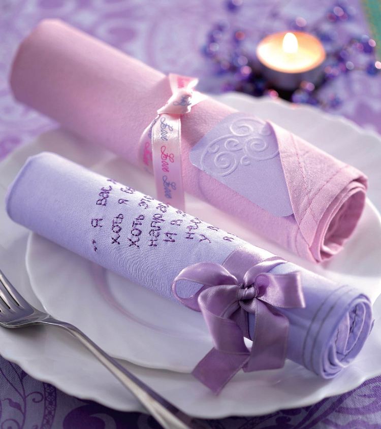 pliage-serviettes-rose-bleu-rubans-lilas-déco-table-romantique