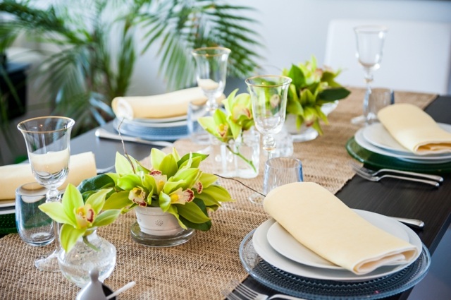 pliage-serviettes-simple-chemin-table-toile-jute-déco-orchidées-vertes