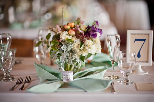 pliage-serviettes-vert-pâle-forme-fleur-centre-table-floral