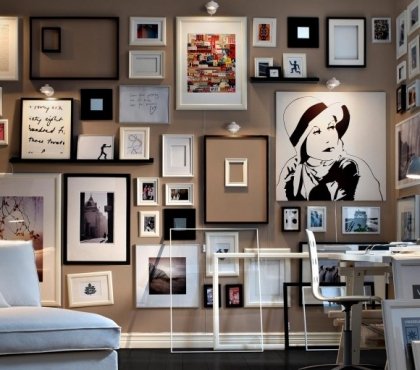 plusieurs-cadres-photos-dessins-déco-mur-taupe-salon