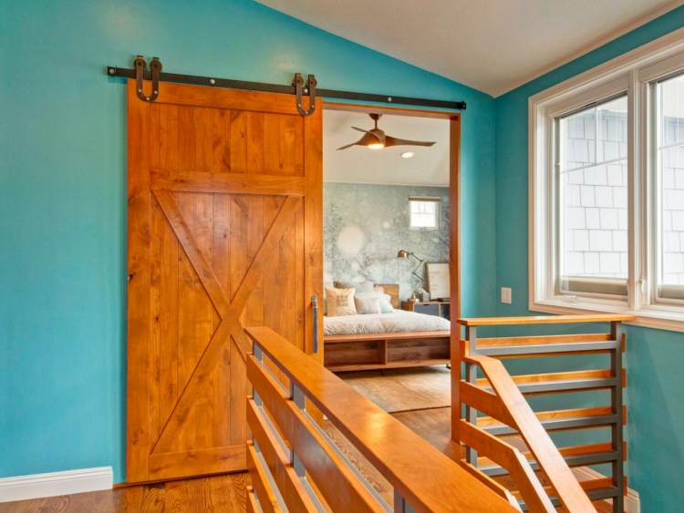 porte-coulissante-grange-bois-naturel-contraste-murs-turquoise