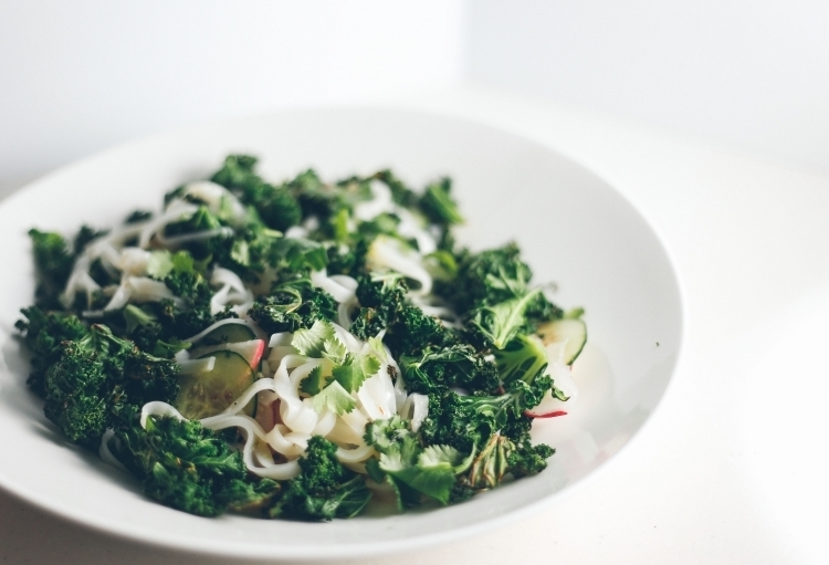 recette-salade-végétalienne-algues-laitue-radis-pâte-miso