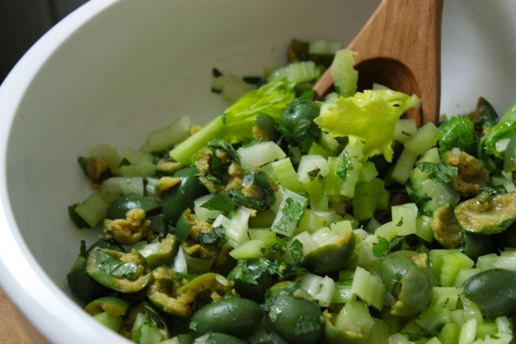 recettes de salades été végétaliennes-concombres-célerie-olives