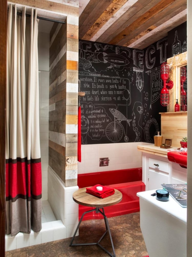 revetement-mural-bois-salle-bains-rustique-baignoire-rouge-tableau-noir