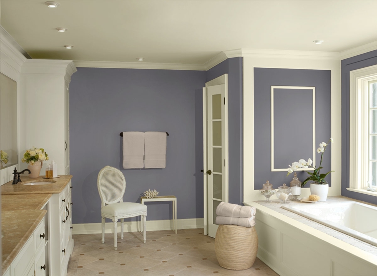 salle-bain-bicolore-peinture-gris-lavande-meubles-blancs