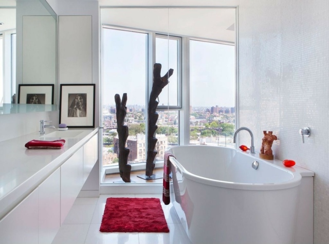 salle-bains-blanche-sculptures-bois-carpette-rouge-carmin