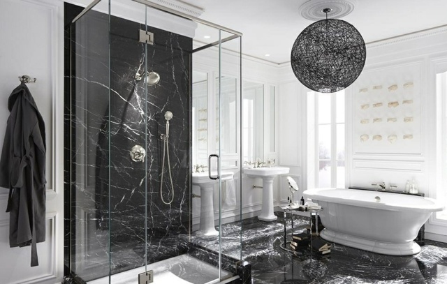 salle-bains-blanche-sol-mur-cabine-douche-marbre-noir